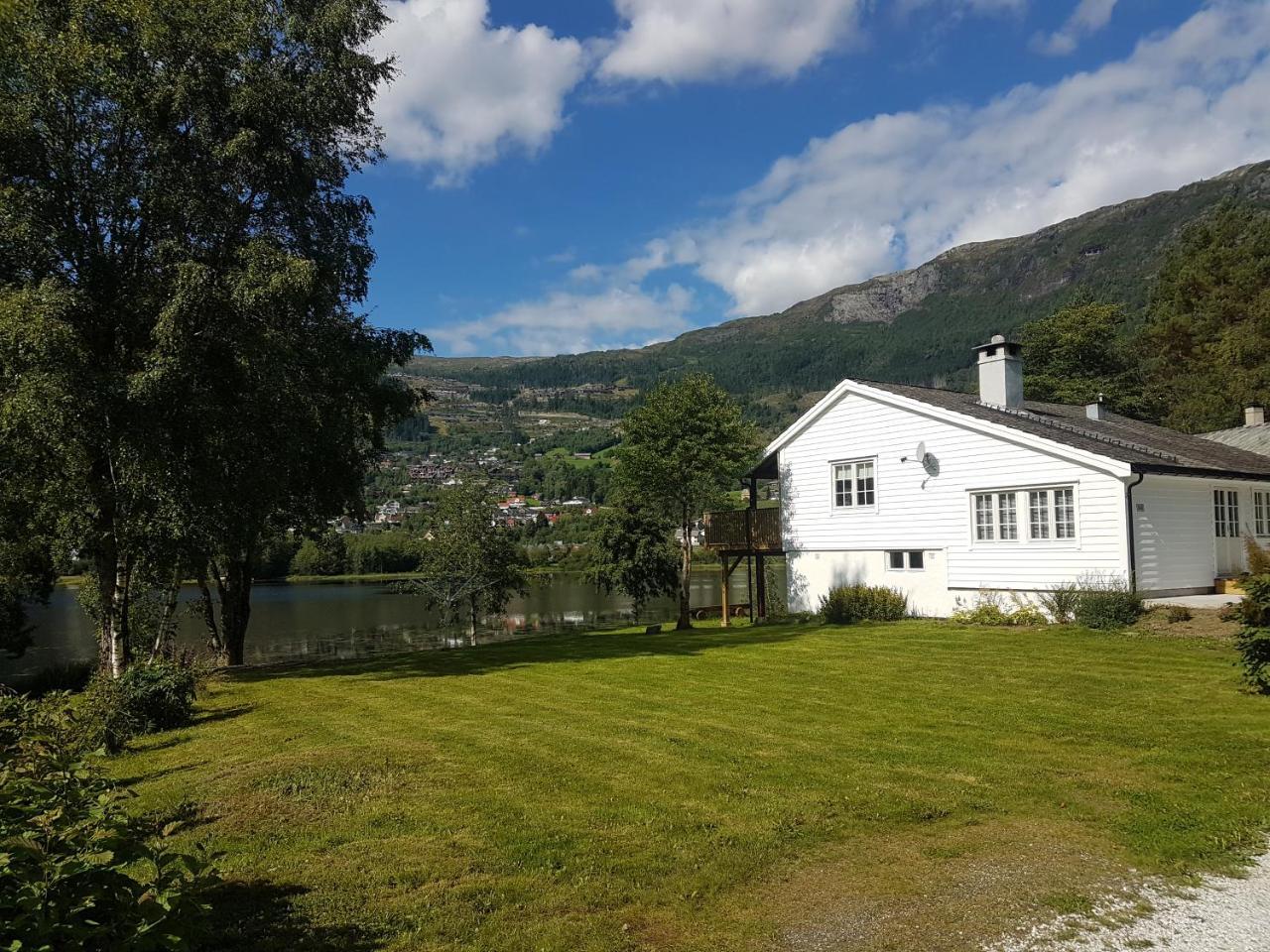 At The Lakeside - Villa Skulestadmo Екстер'єр фото